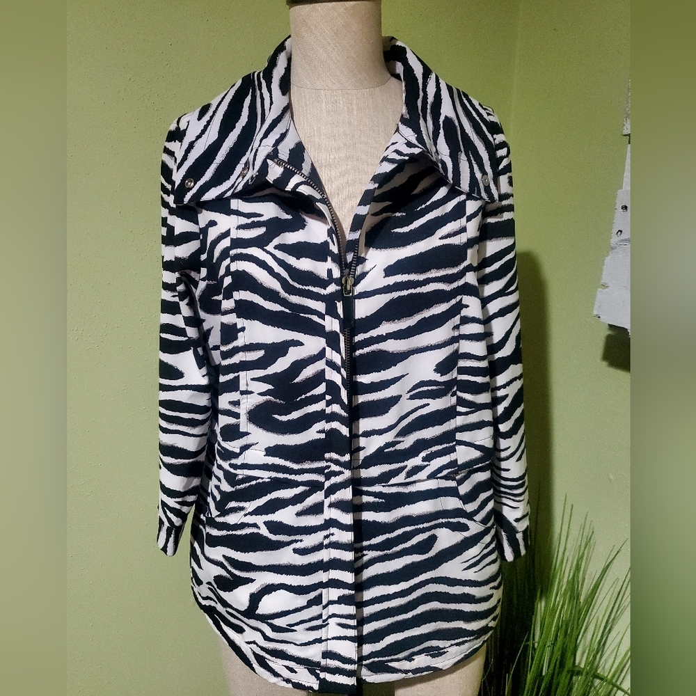 Women's Chico's Zenergry Zip Up Zebra Print Jacket Size 1 (Medium 8/10)